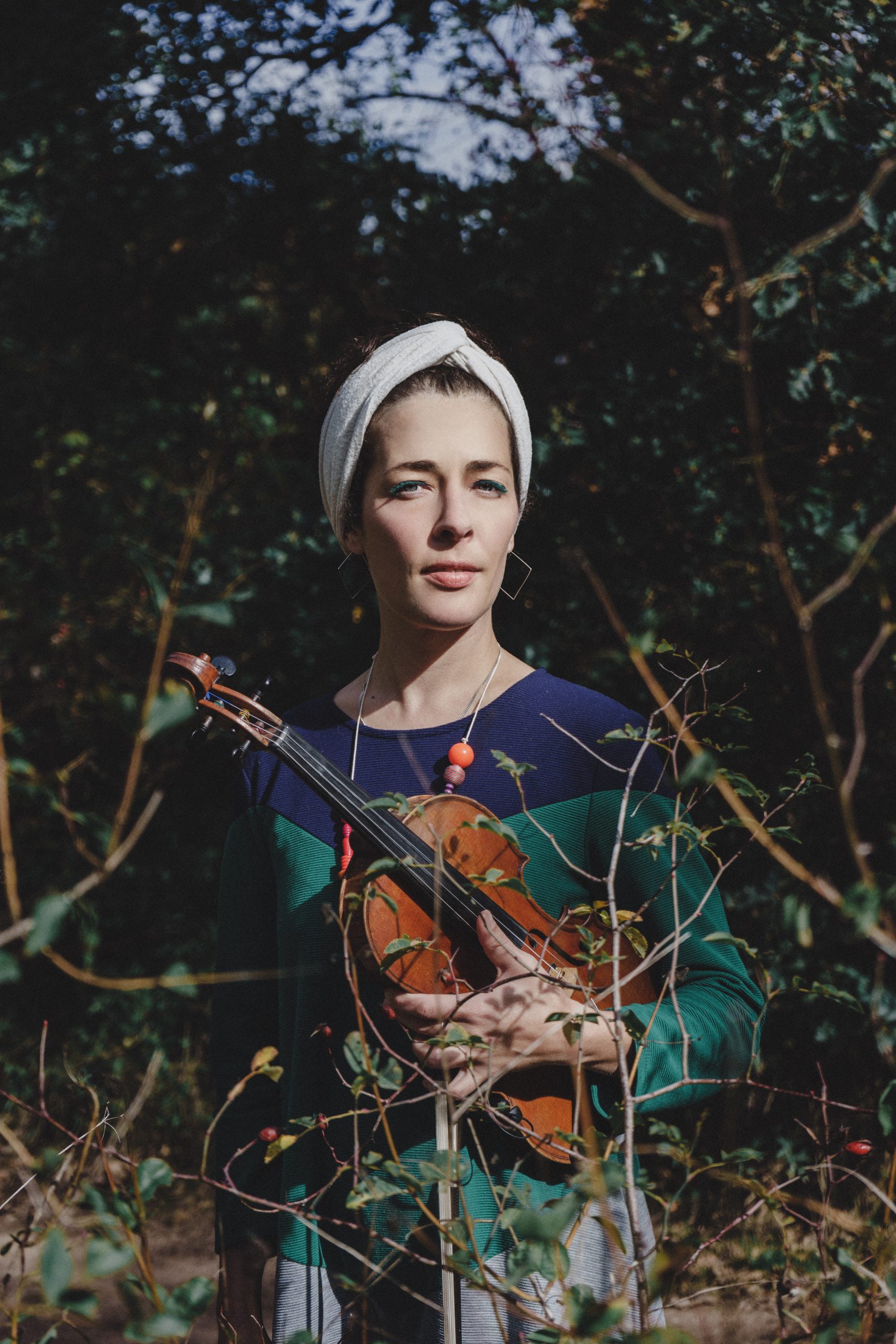 Blanca Altable con su fiddle o violín. Foto de Diego Beabesada